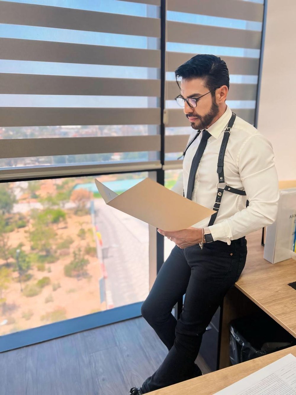 José Miguel Santos Zepeda revisando documentos en su oficina