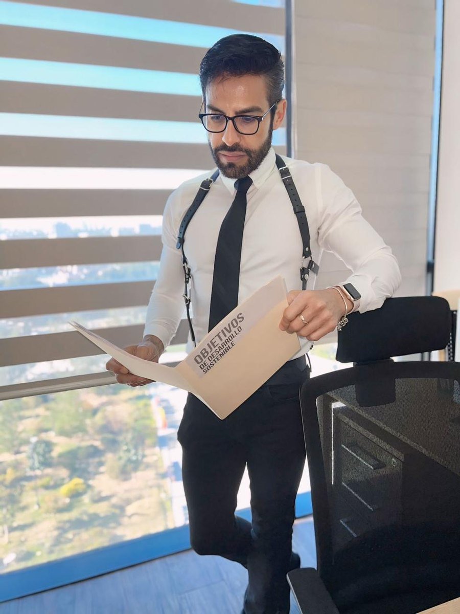 José Miguel Santos Zepeda revisando el documento de Objetivos de Desarrollo Sostenible